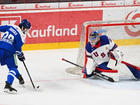 Sprava brankár Brady Knowling (USA) a Ondrej Tariška (Slovensko) počas hokejového zápasu Slovensko 18 - USA 18 na prestížnom turnaji hráčov do 18 rokov Hlinka Gretzky Cup.
