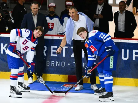 Zľava kapitán Luke Puchner (USA), prezident Slovenského zväzu ľadového hokeja (SZĽH)  Miroslav Šatan, bývalý hokejista a člen Siene slávy Medzinárodnej hokejovej federácie Zdeno Chára a kapitán Adam Goljer (Slovensko) pózujú pred hokejovým zápasom Slovensko 18 - USA 18 na prestížnom turnaji hráčov do 18 rokov Hlinka Gretzky Cup.