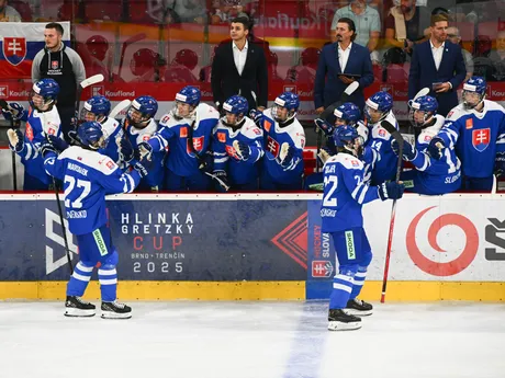 Radosť hráčov Slovenska po prvom góle  počas hokejového zápasu Slovensko 18 - USA 18 na prestížnom turnaji hráčov do 18 rokov Hlinka Gretzky Cup.
