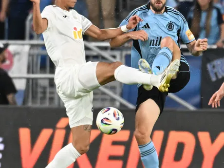 Na snímke sprava Kenan Bajrič (Slovan) a Edmilson Santos (Almaty) bojujú o loptu počas odvetného zápasu 3. predkola Ligy majstrov vo futbale ŠK Slovan Bratislava – Kajrat Almaty.