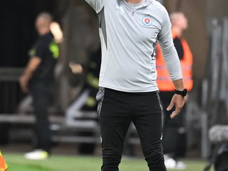 Na snímke asistent trénera Boris Kitka (Slovan) gestikuluje počas odvetného zápasu 3. predkola Ligy majstrov vo futbale ŠK Slovan Bratislava – Kajrat Almaty.