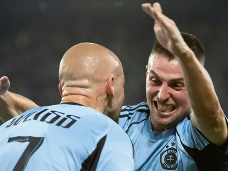 Na snímke zľava kapitán Vladimír Weiss ml. sa teší z úvodného gólu, ktorý strelil jeho spoluhráč Róbert Mak (obaja Slovan) počas odvetného zápasu 3. predkola Ligy majstrov vo futbale ŠK Slovan Bratislava – Kajrat Almaty.