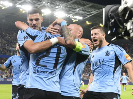 Na snímke druhý zľava kapitán Vladimír Weiss ml. sa teší z úvodného gólu, ktorý strelil jeho spoluhráč Róbert Mak (tretí zľava, obaja Slovan) počas odvetného zápasu 3. predkola Ligy majstrov vo futbale ŠK Slovan Bratislava – Kajrat Almaty.