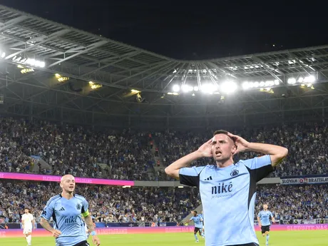 Na snímke zľava kapitán Vladimír Weiss ml. sa teší z úvodného gólu, ktorý strelil jeho spoluhráč Róbert Mak (obaja Slovan) počas odvetného zápasu 3. predkola Ligy majstrov vo futbale ŠK Slovan Bratislava – Kajrat Almaty.