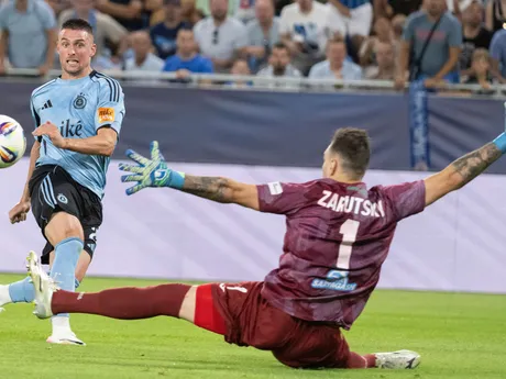 Na snímke zľava Róbert Mak (Slovan) v gólovej šanci, vpravo brankár Aleksandr Zaruckij (Almaty) počas odvetného zápasu 3. predkola Ligy majstrov vo futbale ŠK Slovan Bratislava – Kajrat Almaty.