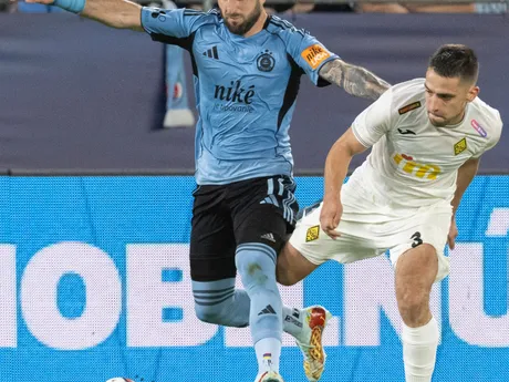 Na snímke zľava Tigran Barseghjan (Slovan) a Luis Mata (Almaty) bojujú o loptu počas odvetného zápasu 3. predkola Ligy majstrov vo futbale ŠK Slovan Bratislava – Kajrat Almaty.