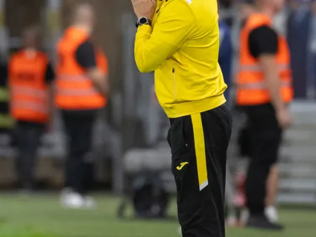 Na snímke tréner Kajratu Almaty Rafael Urazbachtin gestikuluje počas odvetného zápasu 3. predkola Ligy majstrov vo futbale ŠK Slovan Bratislava – Kajrat Almaty.