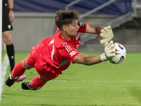Na snímke brankár Dominik Takáč (Slovan) chytá penaltu v penaltovom rozstrele v odvetnom zápase 3. predkola Ligy majstrov vo futbale ŠK Slovan Bratislava – Kajrat Almaty.