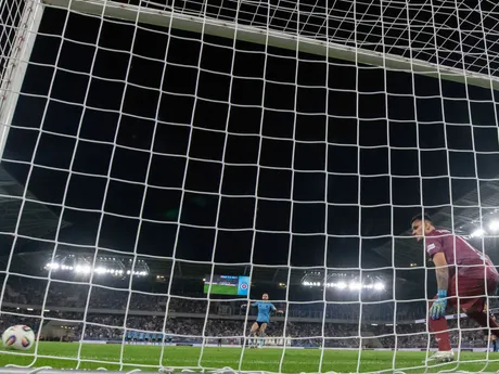 Na snímke zľava Tigran Barseghjan (Slovan) a brankár Aleksandr Zaruckij (Almaty) reagujú po nepremenení rozhodujúcej penalty počas penaltového rozstrelu v odvetnom zápase 3. predkola Ligy majstrov vo futbale ŠK Slovan Bratislava – Kajrat Almaty.