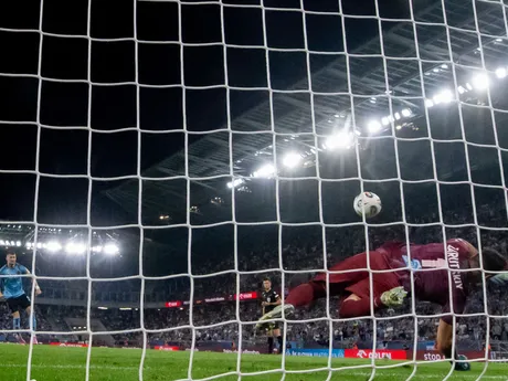 Na snímke sprava brankár Aleksandr Zaruckij (Almaty) chytá penaltu, ktorú nepremenil Alen Mustafič v penaltovom rozstrele počas odvetného zápasu 3. predkola Ligy majstrov vo futbale ŠK Slovan Bratislava – Kajrat Almaty.