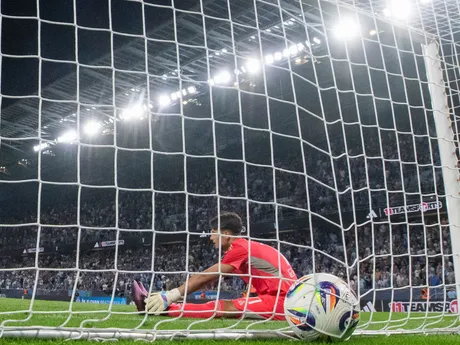 Na snímke brankár Dominik Takáč reaguje po penaltovom rozstrele počas odvetného zápasu 3. predkola Ligy majstrov vo futbale ŠK Slovan Bratislava – Kajrat Almaty.