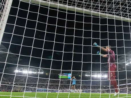 Na snímke zľava Tigran Barseghjan (Slovan) a brankár Aleksandr Zaruckij (Almaty) reagujú po nepremenení rozhodujúcej penalty počas odvetného zápasu 3. predkola Ligy majstrov vo futbale ŠK Slovan Bratislava – Kajrat Almaty.