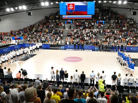 vpravo slovenská reprezentácia a vľavo ukrajinská reprezentácia počas hymny v odvetnom stretnutí druhej fázy mužskej basketbalovej predkvalifikácie MS 2027