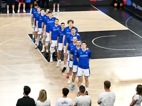 slovenská basketbalová reprezentácia počas hymny 