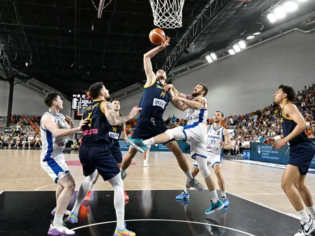 vpravo pod košom Jakub Meress (Slovensko) a s loptou Rostyslav Novickyj (Ukrajina)