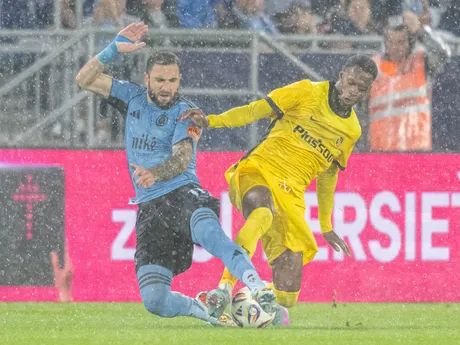 Na snímke zľava hráč Slovana Tigran Barseghjan a hráč YB Bern Edmilson Fernandes v prvom zápase play-off Európskej ligy UEFA 2025/26 ŠK Slovan Bratislava - BSC Young Boys.