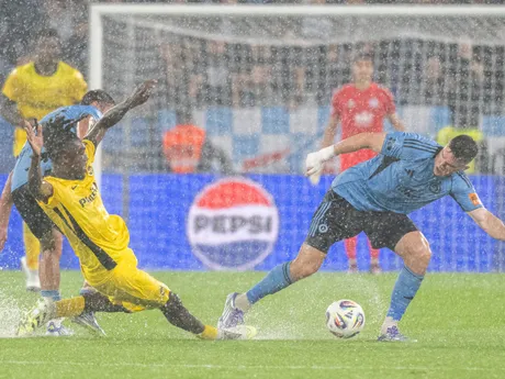 Na snímke sprava hráč Slovana Danylo Ignatenko a hráč YB Bern Tanguy Zoukrou v prvom zápase play-off Európskej ligy UEFA 2025/26 ŠK Slovan Bratislava - BSC Young Boys.