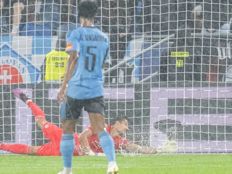 Na snímke brankár Slovana Dominik Takáč vyráža strelu v prvom zápase play-off Európskej ligy UEFA 2025/26 ŠK Slovan Bratislava - BSC Young Boys.