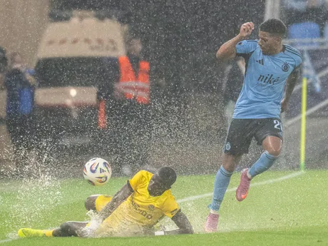 Na snímke sprava hráč Slovana César Blackman a hráč YB Bern Ebrima Colley v prvom zápase play-off Európskej ligy UEFA 2025/26 ŠK Slovan Bratislava - BSC Young Boys.