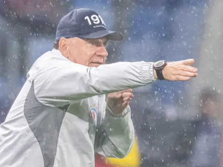 Na snímke tréner futbalistov Slovana Vladimír Weiss st. v prvom zápase play-off Európskej ligy UEFA 2025/26 ŠK Slovan Bratislava - BSC Young Boys.