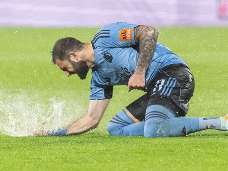 Na snímke hráč Slovana Tigran Barseghjan a jeho reakcia po nevydarenej strele v prvom zápase play-off Európskej ligy UEFA 2025/26 ŠK Slovan Bratislava - BSC Young Boys.