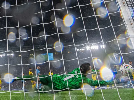 Na snímke brankár YB Bern Marvin Keller vyráža strelu v prvom zápase play-off Európskej ligy UEFA 2025/26 ŠK Slovan Bratislava - BSC Young Boys.