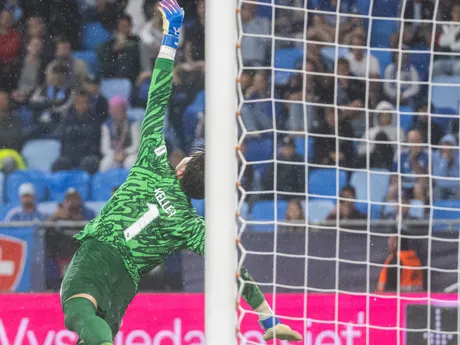 Na snímke po strele hráča Slovana Róberta Maka zvonilo brvno, na snímke brankár YB Bern Marvin Keller v prvom zápase play-off Európskej ligy UEFA 2025/26 ŠK Slovan Bratislava - BSC Young Boys.