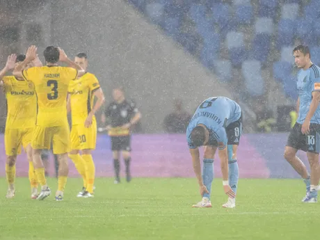 Na snímke sprava Slovanisti Dávid Strelec, Mykola Kucharevič a radosť futbalistov YB Bern po výhre 1:0 v prvom zápase play-off Európskej ligy UEFA 2025/26 ŠK Slovan Bratislava - BSC Young Boys.
