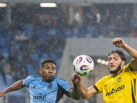 Na snímke zľava hráč Slovana César Blackman a hráč YB Bern Jaouen Hadjam v prvom zápase play-off Európskej ligy UEFA 2025/26 ŠK Slovan Bratislava - BSC Young Boys.