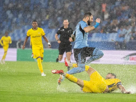 Na snímke zľava hráč Slovana Tigran Barseghjan a hráč YB Bern Loris Benito v prvom zápase play-off Európskej ligy UEFA 2025/26 ŠK Slovan Bratislava - BSC Young Boys.
