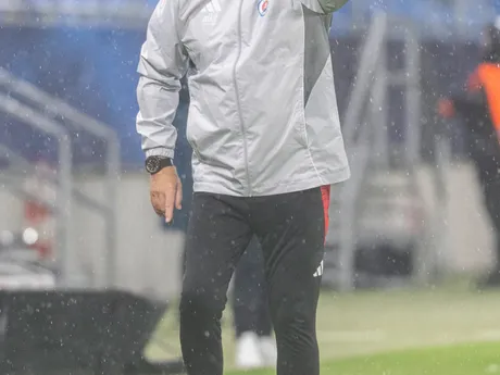Na snímke tréner futbalistov Slovana Vladimír Weiss st. v prvom zápase play-off Európskej ligy UEFA 2025/26 ŠK Slovan Bratislava - BSC Young Boys.