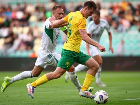 v popredí sprava Patrik Iľko (Žilina) a Patrik Šimko (Prešov) bojujú o loptu