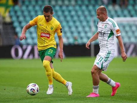 zľava Michal Faško (Žilina) a Stanislav Olejník (Prešov) bojujú o loptu