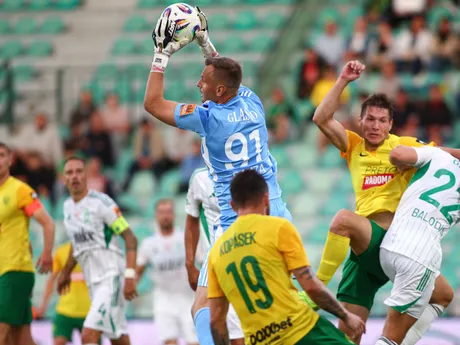 uprostred v modrom drese brankár Pavol Bajza (Prešov) bojuje o loptu 