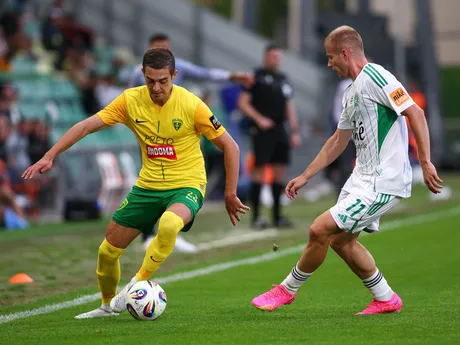 zľava Michal Faško (Žilina) a Stanislav Olejník (Prešov) bojujú o loptu