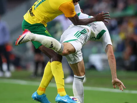 zľava Samuel Gidi (Žilina) a Roman Begala (Prešov) bojujú o loptu