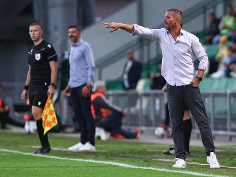 v popredí hlavný tréner Prešova Jaroslav Hynek