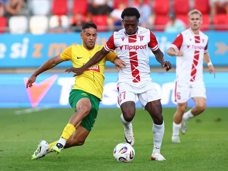 Kristián Bari (Žilina) a Dylann Kam (Trenčín) bojujú o loptu v zápase 4. kola Niké ligy.