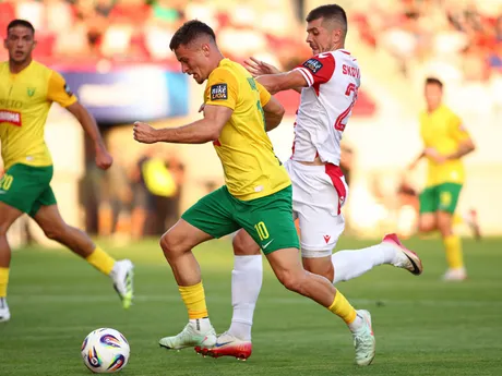 Adrián Kaprálik (Žilina) a Lukáš Skovajsa (Trenčín) bojujú o loptu v zápase 4. kola Niké ligy.