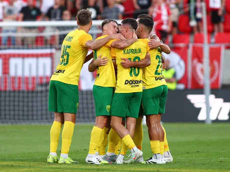 Futbalisti Žiliny sa radujú z gólu v zápase 4. kola Niké ligy medzi AS Trenčín - MŠK Žilina.