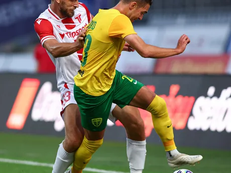 Michal Faško (Žilina) a Richard Križan (Trenčín) bojujú o loptu v zápase 4. kola Niké ligy. 