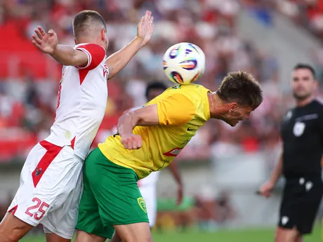 Marko Roginič (Žilina) a Lukáš Skovajsa (Trenčín) bojujú o loptu v zápase 4. kola Niké ligy.
