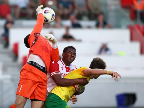 Andrija Kadič (Trenčín), Loic Anthony Bessile (Trenčín) a Aleksandre Narimanidze (Žilina) bojujú o loptu v zápase 4. kola Niké ligy.