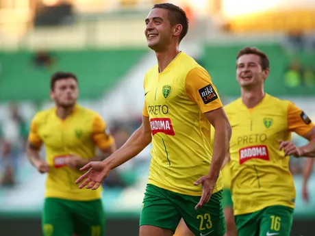 Na snímke uprostred Michal Faško (Žilina) sa raduje z gólu v zápase 5. kola futbalovej Niké ligy medzi MŠK Žilina - FK Železiarne Podbrezová.