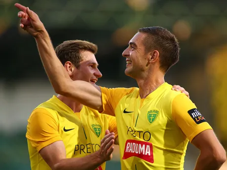 Na snímke zľava Patrik Iľko a Michal Faško (obidvaja Žilina) sa radujú z gólu v zápase 5. kola futbalovej Niké ligy medzi MŠK Žilina - FK Železiarne Podbrezová.