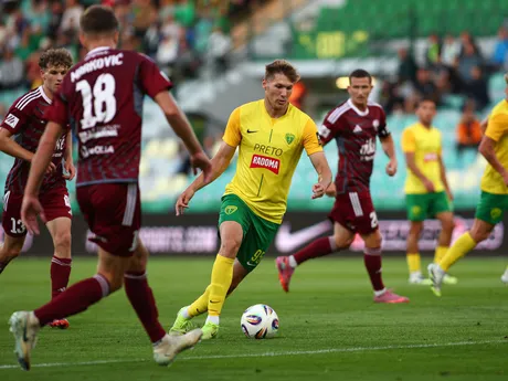 Na snímke uprostred s loptou Marko Roginič (Žilina) v zápase 5. kola futbalovej Niké ligy medzi MŠK Žilina - FK Železiarne Podbrezová.