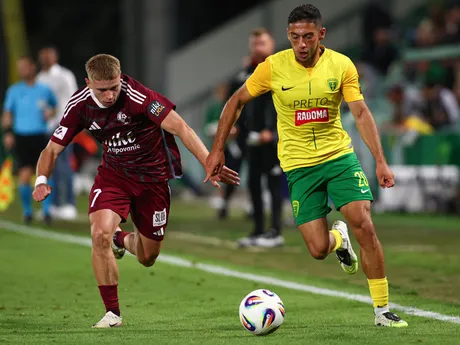 Na snímke sprava Kristián Bari (Žilina) a Roland Galčík (Podbrezová) bojujú o loptu v zápase 5. kola futbalovej Niké ligy medzi MŠK Žilina - FK Železiarne Podbrezová.