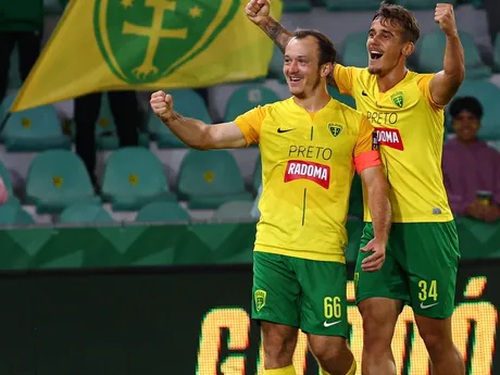 Na snímke zľava Miroslav Káčer a Lukáš Prokop (obidvaja Žilina) sa radujú z gólu v zápase 5. kola futbalovej Niké ligy medzi MŠK Žilina - FK Železiarne Podbrezová.