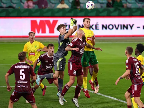 Na snímke hráči Žiliny (v žltom) a Podbrezovej bojujú o loptu v zápase 5. kola futbalovej Niké ligy medzi MŠK Žilina - FK Železiarne Podbrezová.