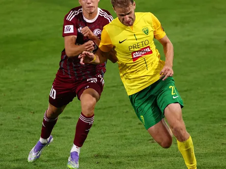 Na snímke sprava Aleksandre Narimanidze (Žilina) a Radek Šiler (Podbrezová) v zápase 5. kola futbalovej Niké ligy medzi MŠK Žilina - FK Železiarne Podbrezová.